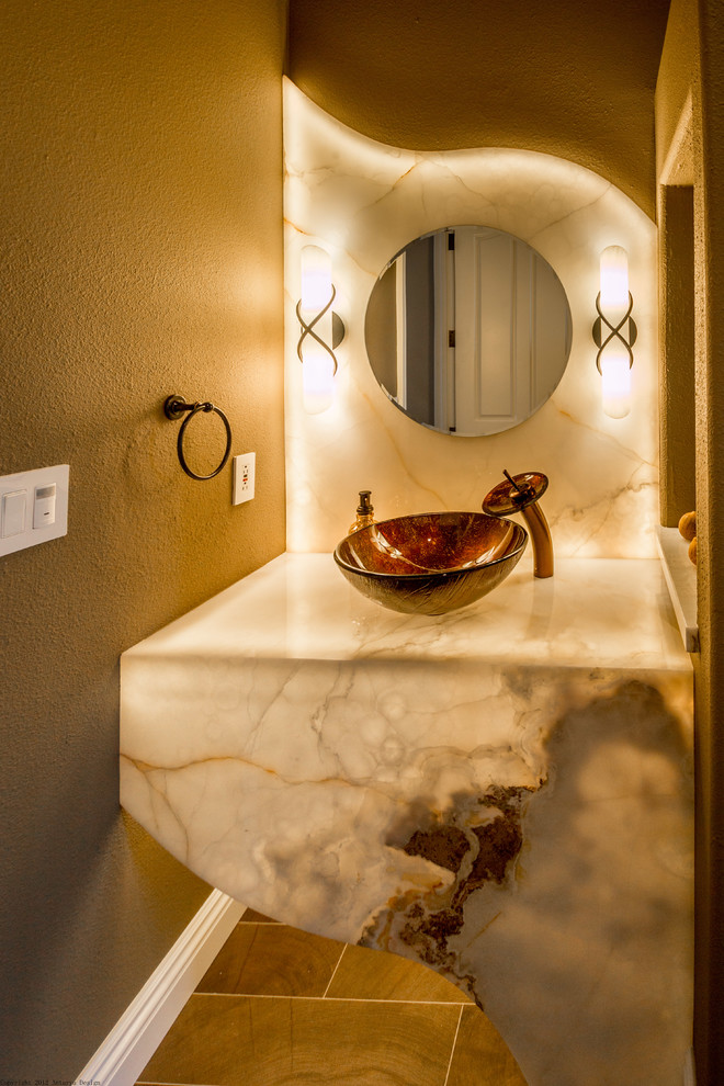 Mittelgroße Moderne Gästetoilette mit Aufsatzwaschbecken, brauner Wandfarbe, Onyx-Waschbecken/Waschtisch, braunem Boden und bunter Waschtischplatte in San Francisco