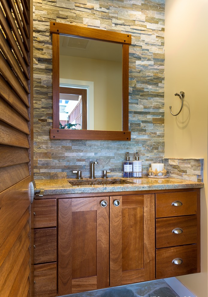 Aménagement d'un WC et toilettes craftsman en bois foncé de taille moyenne avec un placard à porte shaker et un plan de toilette en granite.