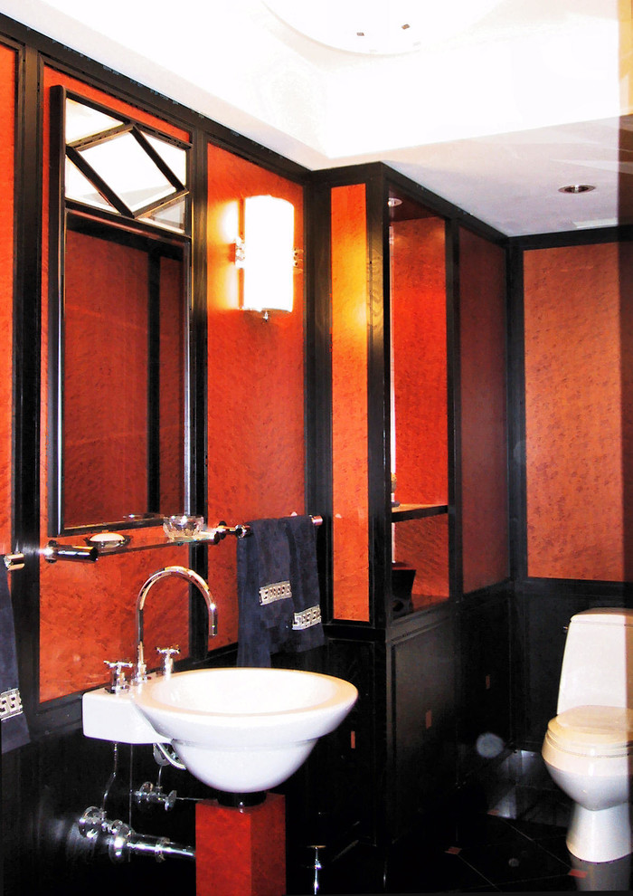 Пример оригинального дизайна: огромный туалет в стиле модернизм с фасадами с утопленной филенкой, фасадами цвета дерева среднего тона, раздельным унитазом, разноцветными стенами, мраморным полом и раковиной с пьедесталом