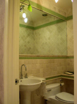 Idee per un ampio bagno di servizio minimalista con WC monopezzo, piastrelle multicolore, piastrelle in pietra, pareti multicolore, pavimento in marmo e lavabo a colonna