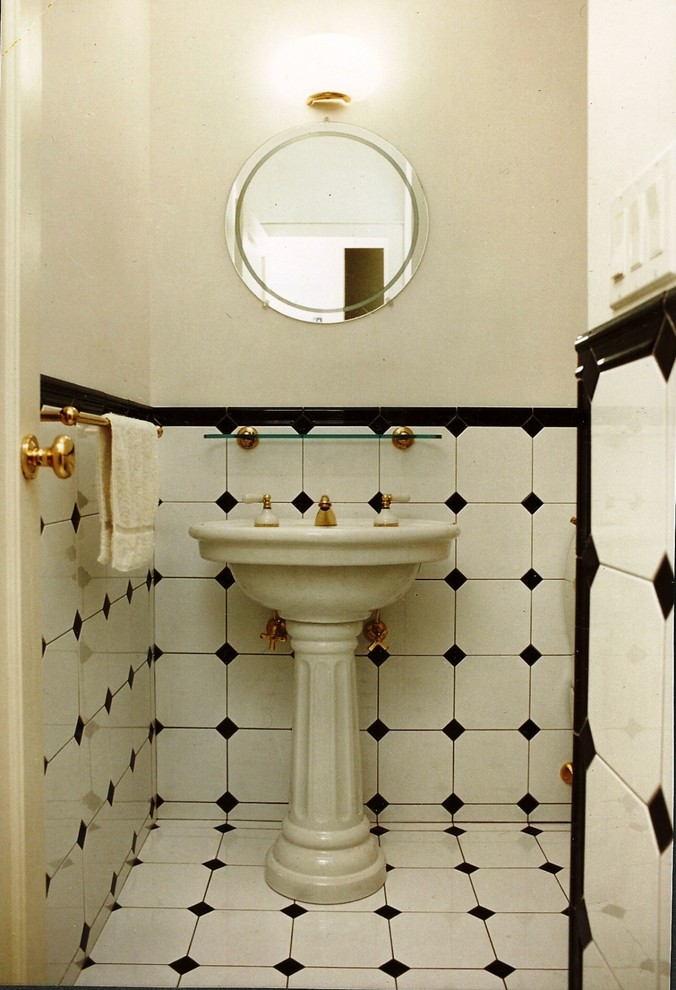 Esempio di un ampio bagno di servizio classico con piastrelle in ceramica, pavimento con piastrelle in ceramica, lavabo a colonna, pistrelle in bianco e nero e pareti multicolore
