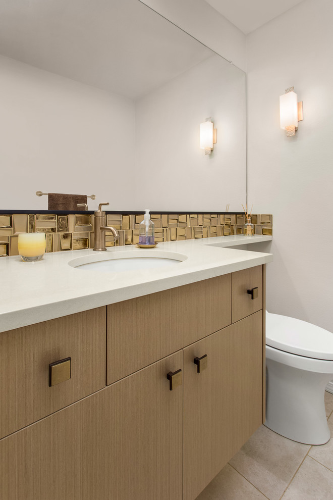 Cette image montre un petit WC et toilettes traditionnel en bois clair avec un placard à porte plane, WC séparés, un carrelage jaune, mosaïque, un mur gris, un sol en carrelage de porcelaine, un lavabo encastré et un plan de toilette en quartz modifié.