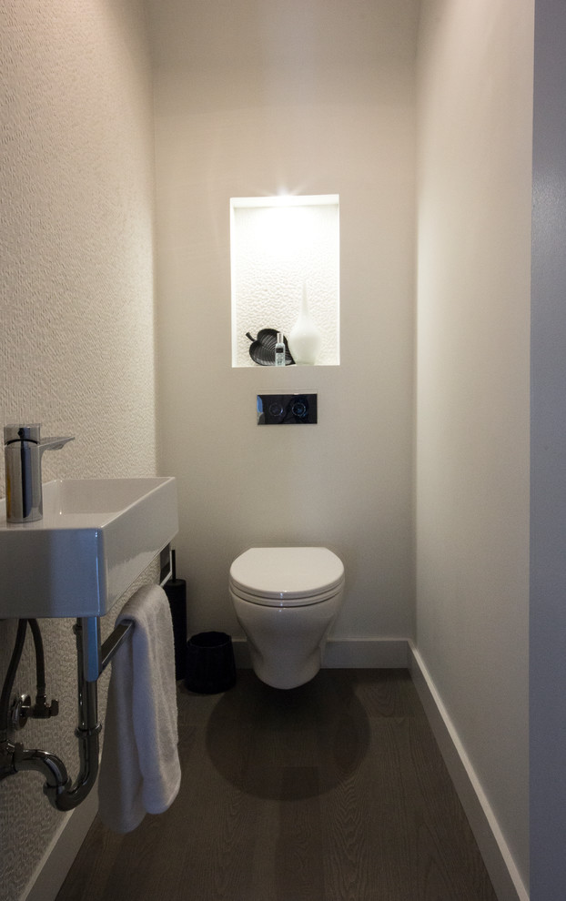 Идея дизайна: туалет в стиле модернизм с инсталляцией, белыми стенами, полом из сланца, подвесной раковиной и серым полом