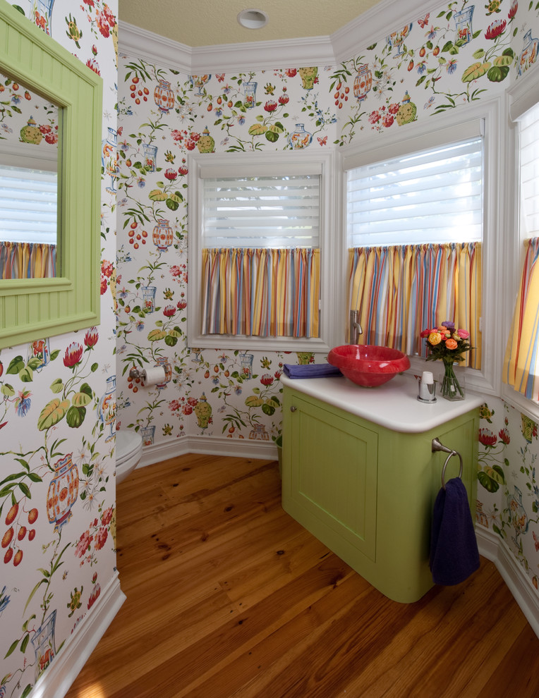 Immagine di un bagno di servizio classico con lavabo a bacinella, ante verdi, pareti multicolore e ante con riquadro incassato
