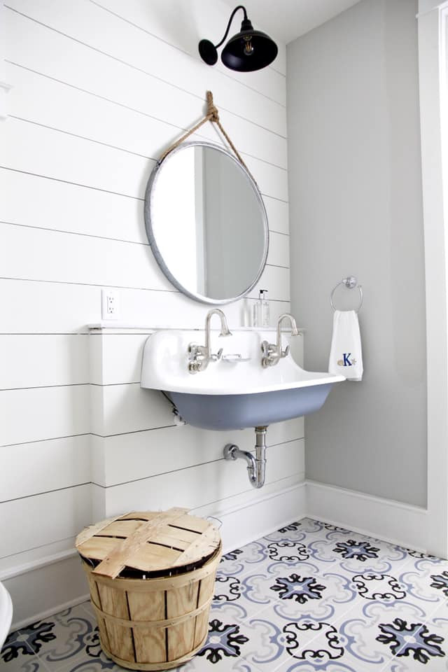 На фото: туалет в морском стиле с серыми стенами, полом из керамогранита, подвесной раковиной, столешницей из искусственного камня, синим полом и стенами из вагонки с