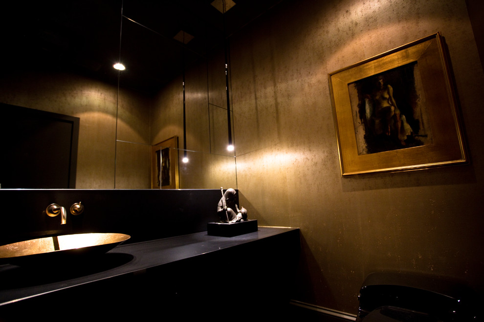 タンパにあるラグジュアリーな中くらいなトランジショナルスタイルのおしゃれなトイレ・洗面所 (黒いキャビネット、ベッセル式洗面器、黒い洗面カウンター) の写真
