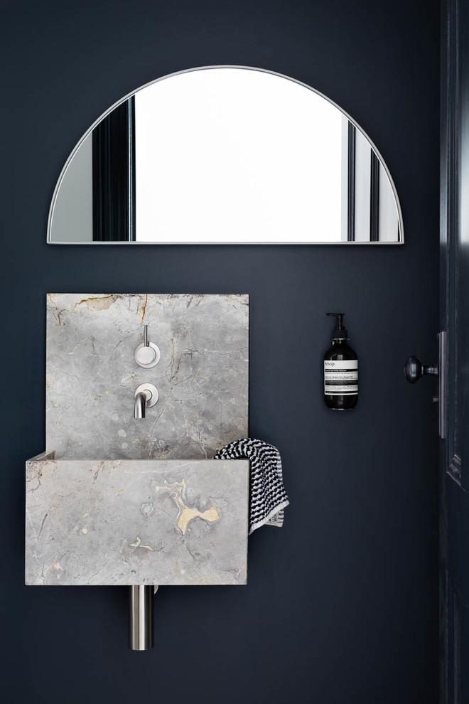 メルボルンにある小さなコンテンポラリースタイルのおしゃれなトイレ・洗面所 (青いタイル、青い壁) の写真