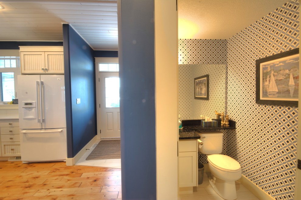 Esempio di un bagno di servizio classico di medie dimensioni con ante con riquadro incassato, ante bianche, WC monopezzo, pareti multicolore, lavabo a bacinella e pavimento beige