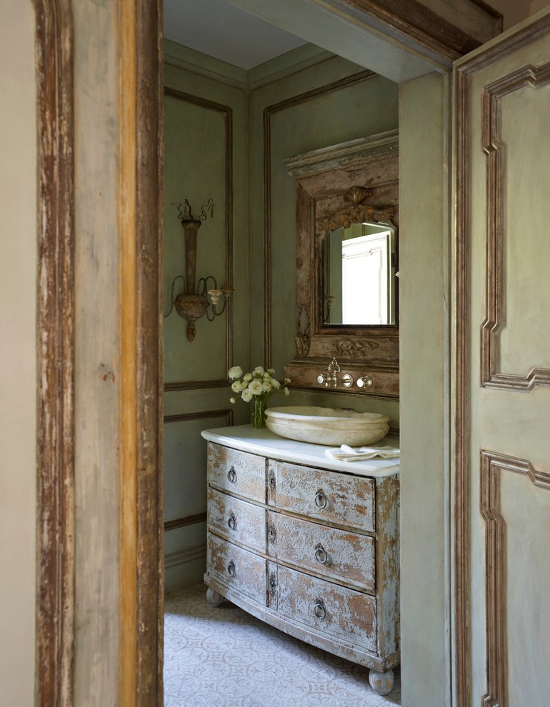 オレンジカウンティにあるシャビーシック調のおしゃれなトイレ・洗面所 (ベッセル式洗面器、家具調キャビネット、緑の壁) の写真
