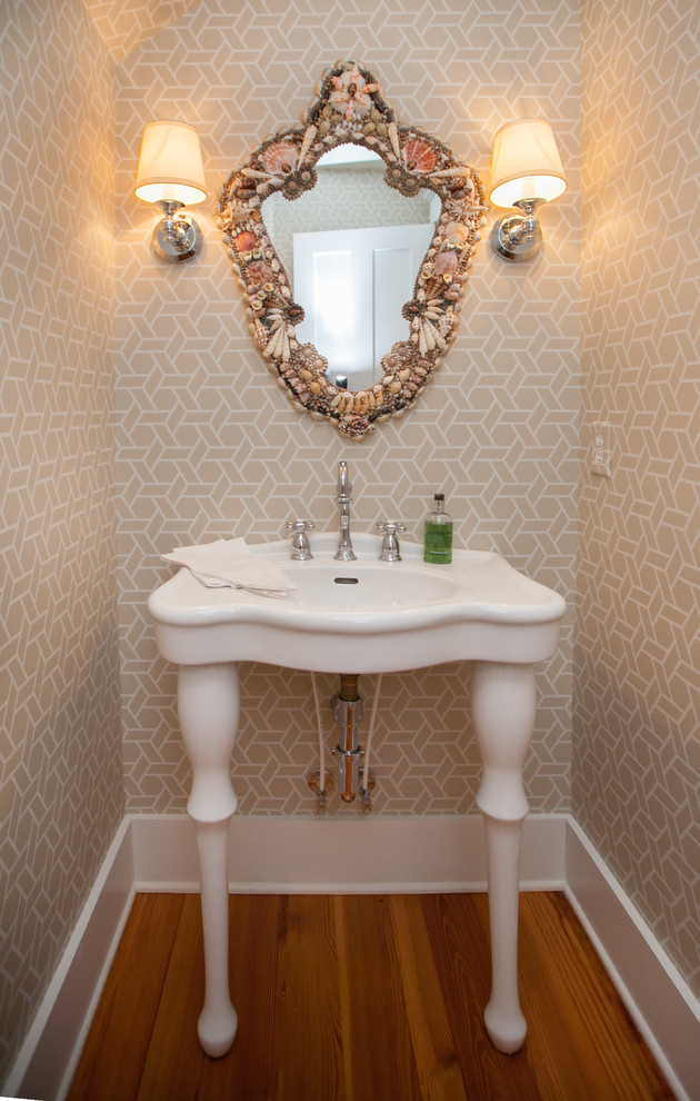 Idee per un bagno di servizio stile marino con lavabo a consolle, pareti beige e pavimento in legno massello medio