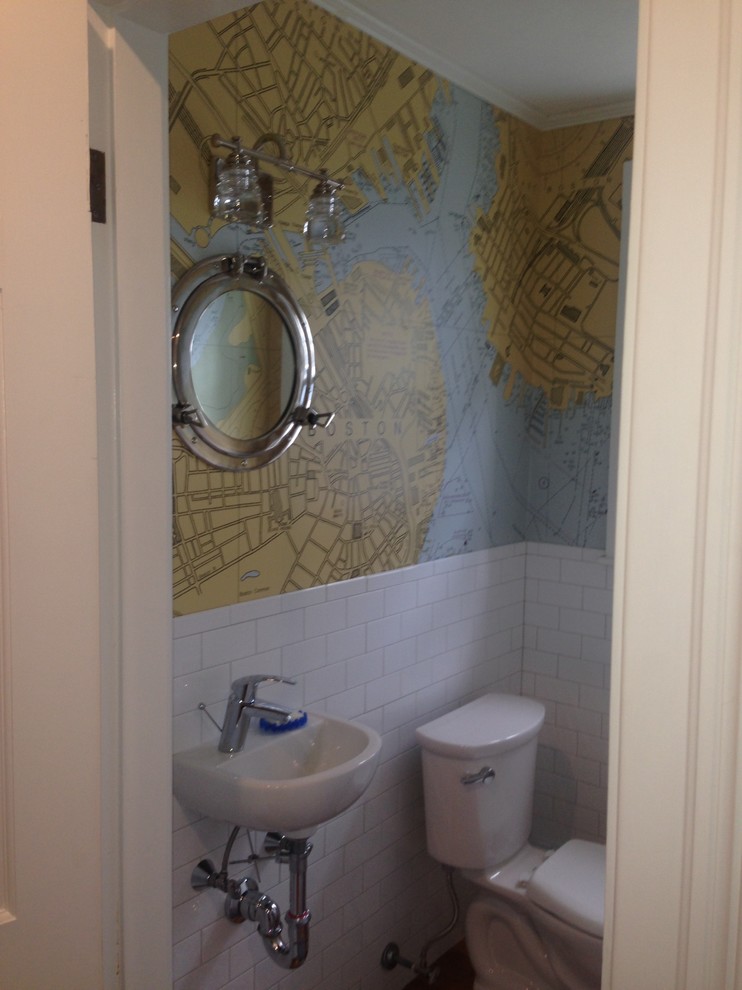 Cette photo montre un petit WC et toilettes bord de mer avec WC séparés, un carrelage blanc, un carrelage métro, un mur bleu et un lavabo suspendu.