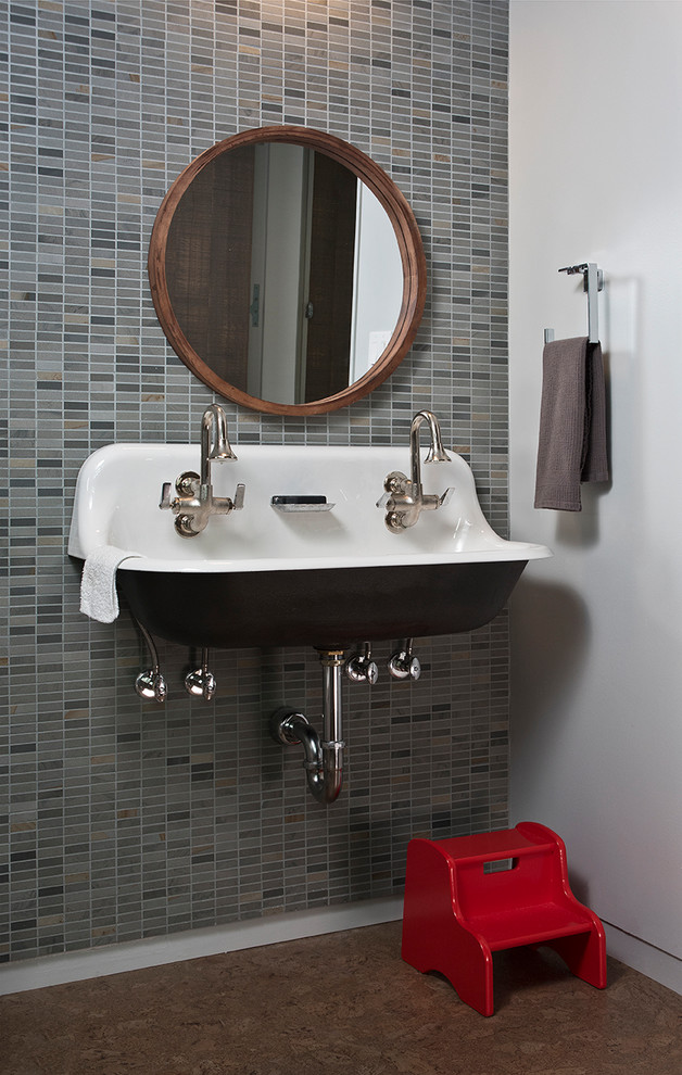 На фото: туалет среднего размера в современном стиле с серой плиткой, керамической плиткой, коричневыми стенами, пробковым полом, раковиной с несколькими смесителями и серым полом