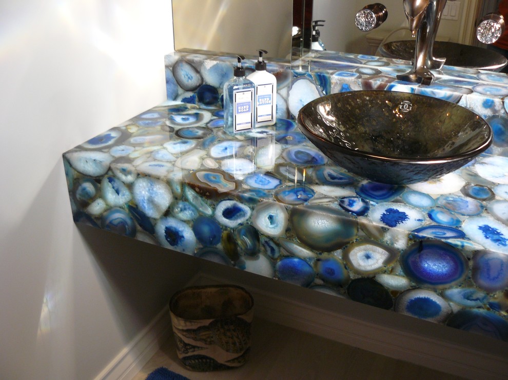 Esempio di un bagno di servizio stile marino di medie dimensioni con WC a due pezzi, piastrelle rosse, piastrelle a mosaico, pareti rosse, parquet chiaro, lavabo a bacinella, top in onice, pavimento beige e top blu