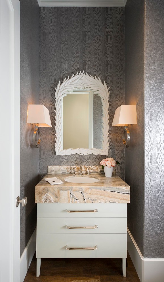 Immagine di un bagno di servizio stile marino con ante lisce, ante bianche, pareti grigie, parquet scuro e top beige