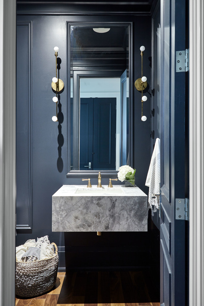На фото: туалет в стиле неоклассика (современная классика) с серыми фасадами, паркетным полом среднего тона, врезной раковиной, столешницей из кварцита, коричневым полом и синими стенами с