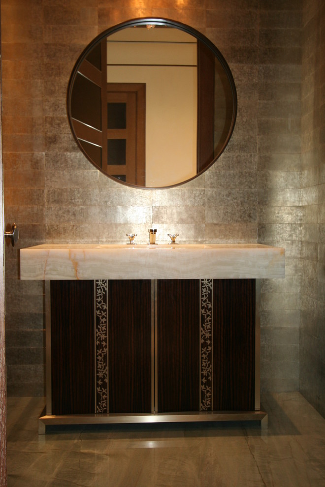 Mittelgroße Moderne Gästetoilette mit integriertem Waschbecken, verzierten Schränken, Onyx-Waschbecken/Waschtisch, grauen Fliesen und Metallfliesen in New York