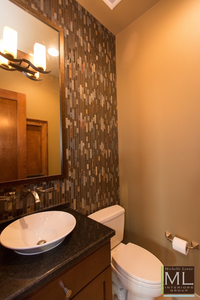 Große Klassische Gästetoilette mit Einbauwaschbecken, dunklen Holzschränken und weißer Wandfarbe in Dallas