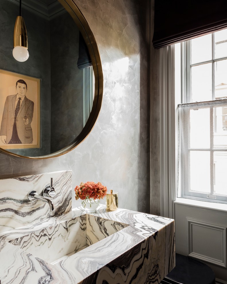 На фото: туалет среднего размера в стиле неоклассика (современная классика) с унитазом-моноблоком, черной плиткой, керамической плиткой, серыми стенами, полом из керамической плитки, монолитной раковиной и мраморной столешницей