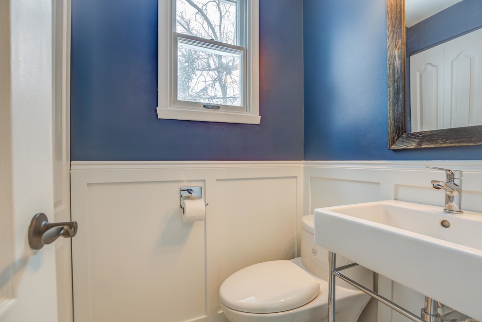Bild på ett litet vintage toalett, med blå väggar och ett avlångt handfat