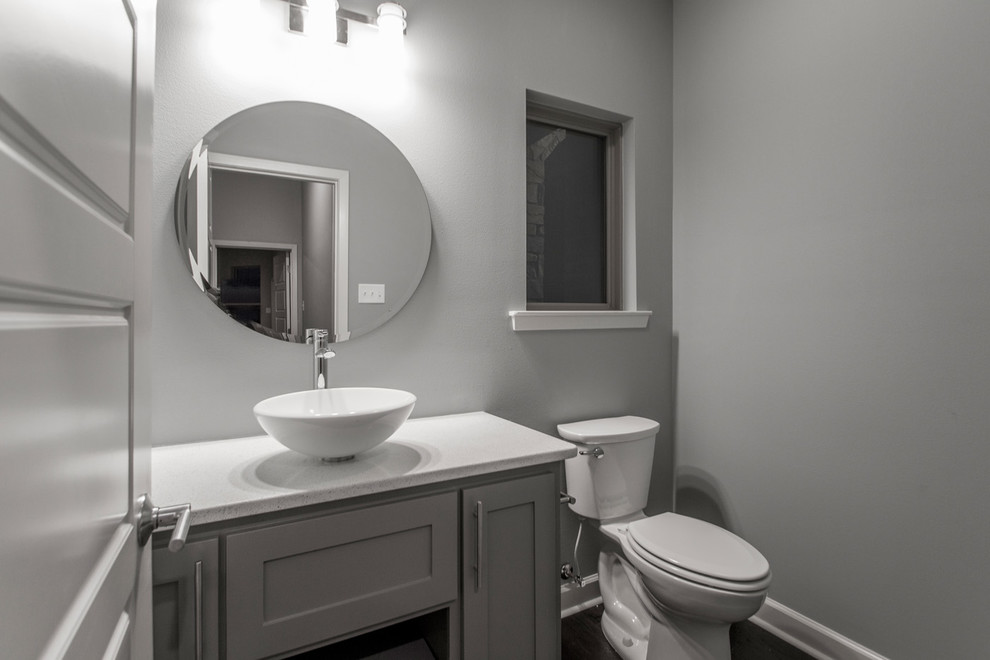 Идея дизайна: туалет среднего размера в классическом стиле с фасадами в стиле шейкер, серыми фасадами, раздельным унитазом, серыми стенами, темным паркетным полом, настольной раковиной, коричневым полом и белой столешницей