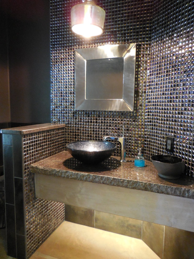 Idéer för ett litet modernt toalett, med mosaik, grå väggar, klinkergolv i keramik, ett fristående handfat och granitbänkskiva