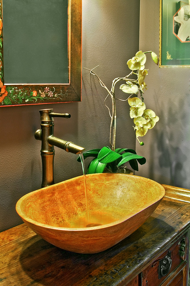 Foto di un piccolo bagno di servizio american style con ante in legno scuro, WC monopezzo, pareti viola, pavimento in legno massello medio, lavabo a bacinella, top in legno e pavimento marrone