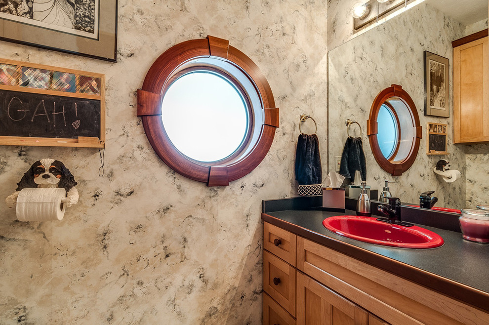 Immagine di un piccolo bagno di servizio stile americano con lavabo da incasso, ante in stile shaker, ante in legno chiaro e top in laminato