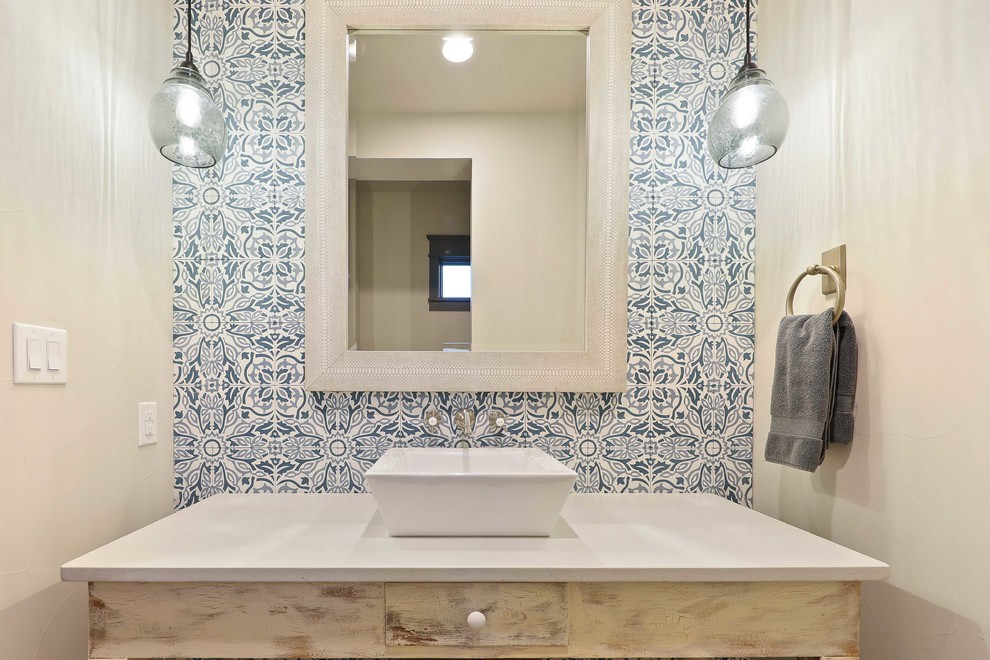Foto på ett mellanstort lantligt toalett, med möbel-liknande, skåp i slitet trä, blå kakel, cementkakel, vita väggar, ett fristående handfat och bänkskiva i kvartsit