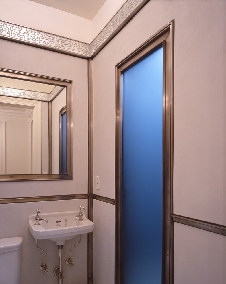 Diseño de aseo tradicional renovado de tamaño medio con lavabo suspendido, sanitario de dos piezas y paredes blancas