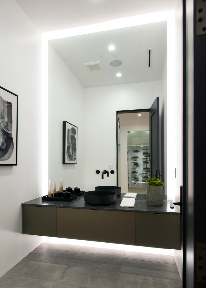Esempio di un bagno di servizio moderno con ante di vetro, WC sospeso, pavimento con piastrelle in ceramica, lavabo a bacinella, top in quarzo composito, pavimento grigio e top grigio