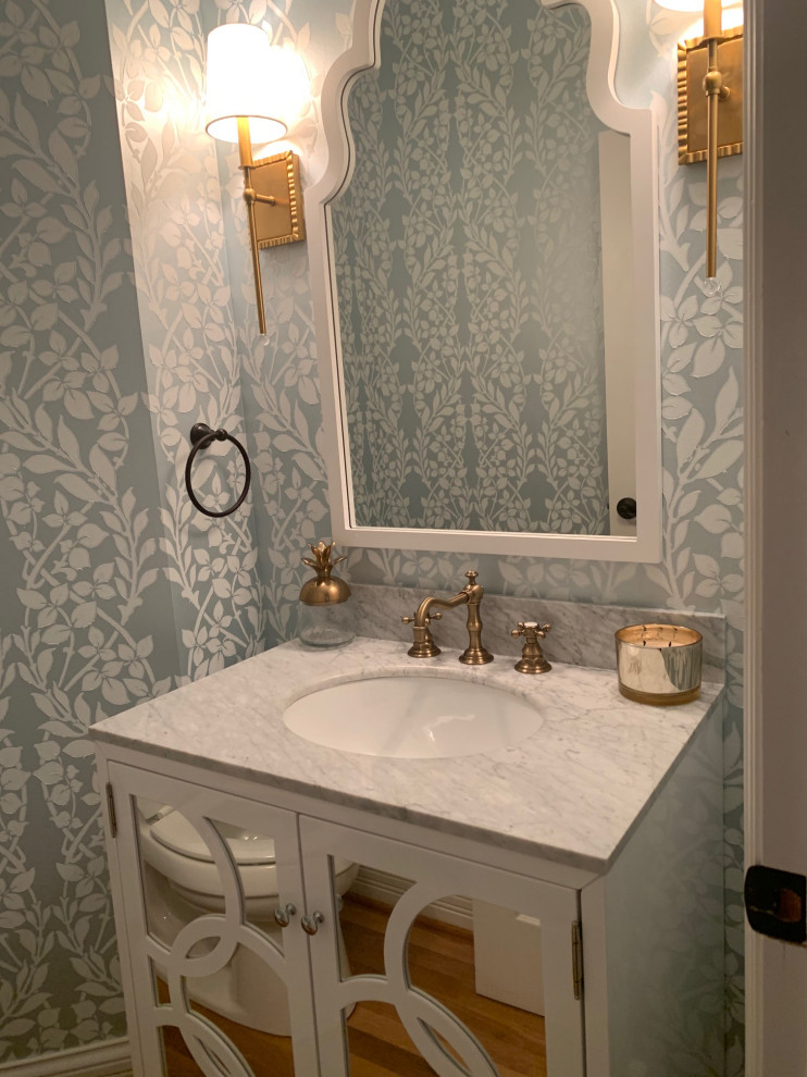 Idéer för ett litet klassiskt toalett, med möbel-liknande, vita skåp och blå väggar