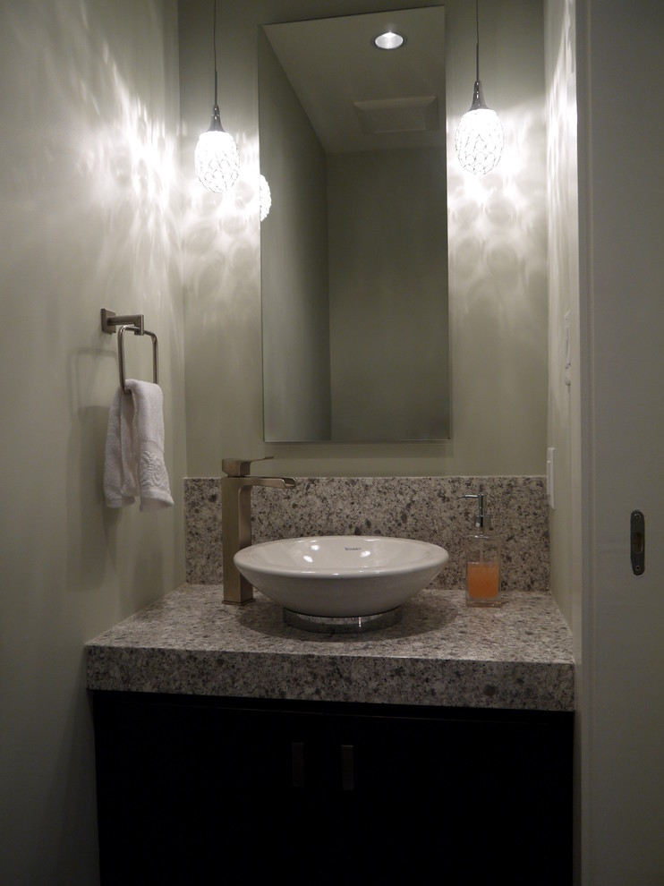 Esempio di un piccolo bagno di servizio design con lavabo a bacinella, ante lisce, ante in legno bruno, top in quarzo composito, pareti grigie e pavimento in legno massello medio