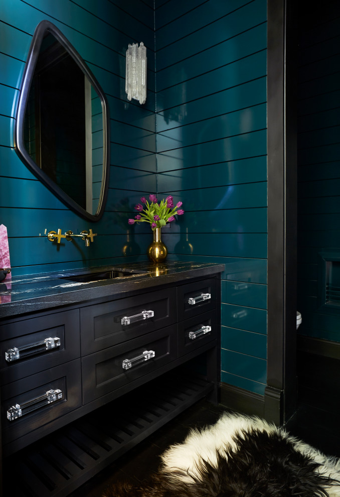 Modelo de aseo a medida, tradicional renovado, grande, con armarios estilo shaker, puertas de armario negras, paredes azules, lavabo bajoencimera, suelo negro y encimeras negras