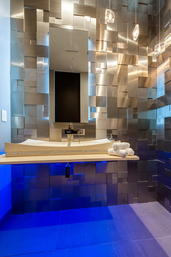 Foto di un bagno di servizio contemporaneo di medie dimensioni con WC sospeso, piastrelle bianche, piastrelle in metallo, pareti grigie, top in superficie solida, pavimento bianco e lavabo a bacinella