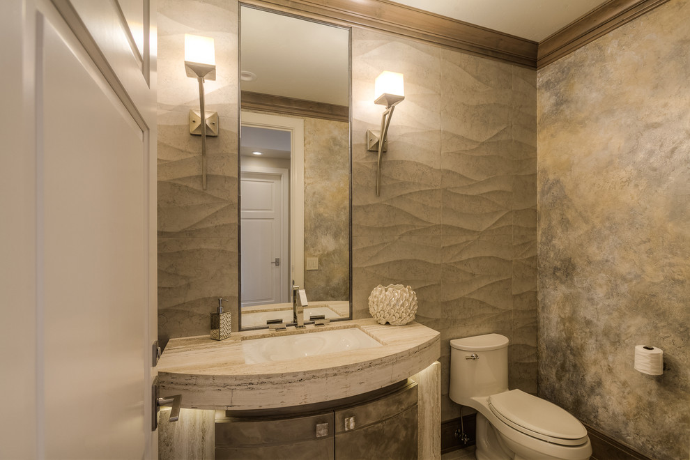 Foto på ett mellanstort funkis toalett, med möbel-liknande, skåp i slitet trä, en toalettstol med hel cisternkåpa, beige kakel, stenkakel, beige väggar, ett undermonterad handfat och bänkskiva i travertin