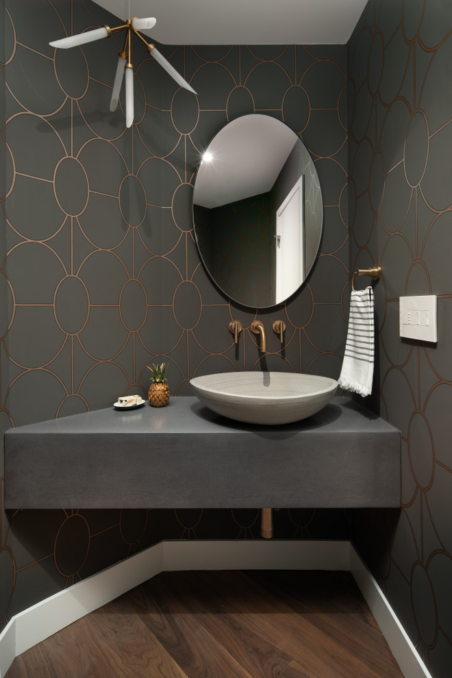 Moderne Gästetoilette mit grauer Wandfarbe, braunem Holzboden, Aufsatzwaschbecken, braunem Boden und grauer Waschtischplatte in Denver