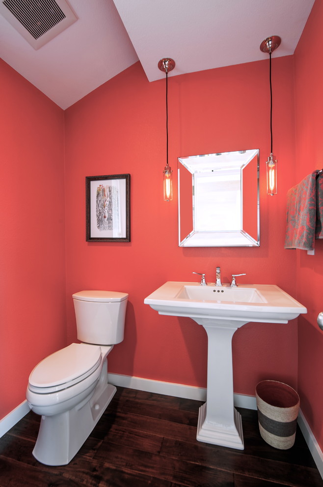 Bild på ett vintage toalett, med röda väggar, mörkt trägolv och brunt golv