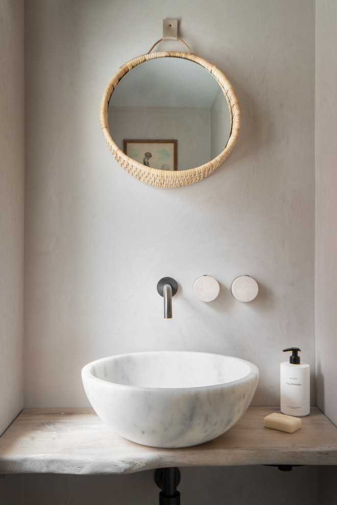 Immagine di un bagno di servizio design con pareti grigie, lavabo a bacinella e top grigio