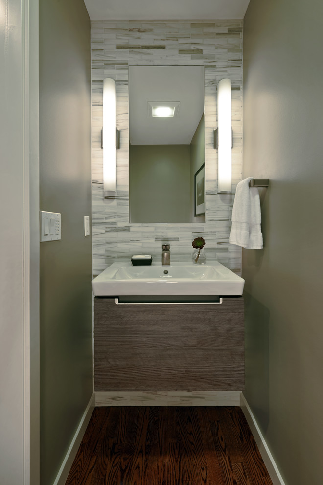 シアトルにあるお手頃価格の小さなミッドセンチュリースタイルのおしゃれなトイレ・洗面所 (珪岩の洗面台、緑のタイル、磁器タイル、緑の壁、無垢フローリング、壁付け型シンク、茶色い床) の写真