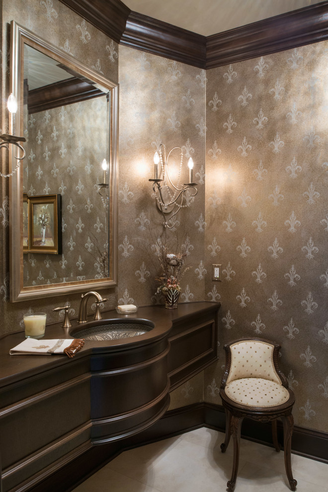 Esempio di un bagno di servizio chic con lavabo sottopiano, consolle stile comò, ante in legno bruno, top in legno, pareti multicolore e top marrone