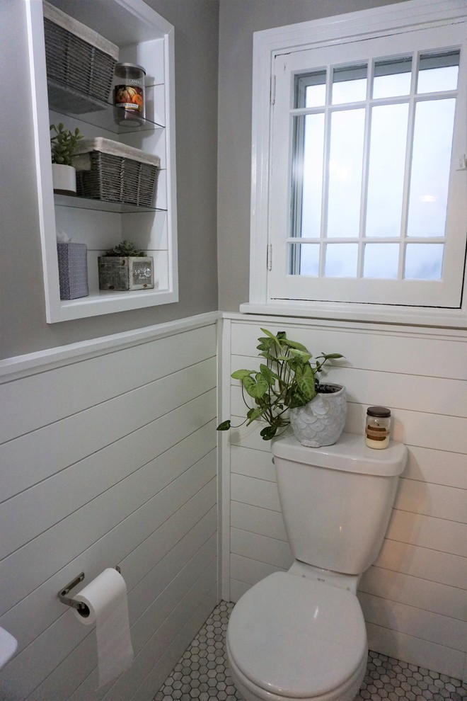 Источник вдохновения для домашнего уюта: маленький туалет в стиле неоклассика (современная классика) с раздельным унитазом, серыми стенами, полом из мозаичной плитки, подвесной раковиной и серым полом для на участке и в саду