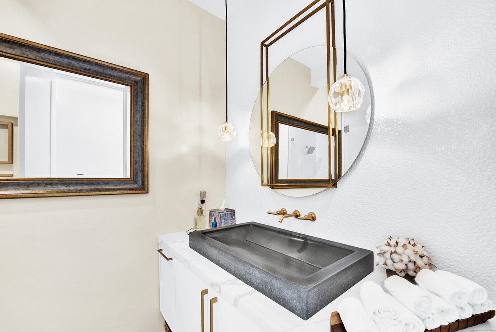 Kleine Moderne Gästetoilette mit Schrankfronten im Shaker-Stil, weißen Schränken, beiger Wandfarbe, Trogwaschbecken, Quarzit-Waschtisch und weißer Waschtischplatte in San Francisco