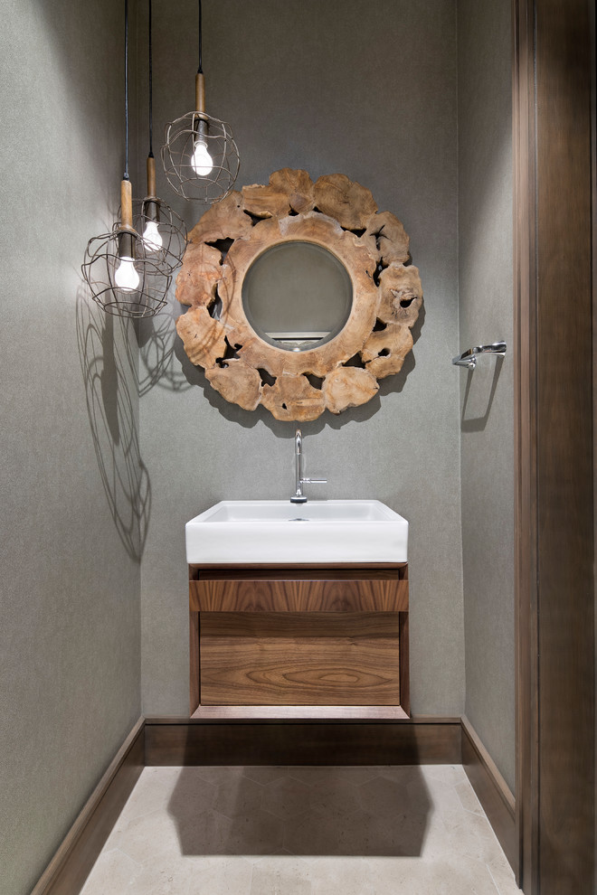 オースティンにあるコンテンポラリースタイルのおしゃれなトイレ・洗面所 (フラットパネル扉のキャビネット、濃色木目調キャビネット、グレーの壁、ベッセル式洗面器、ベージュの床) の写真