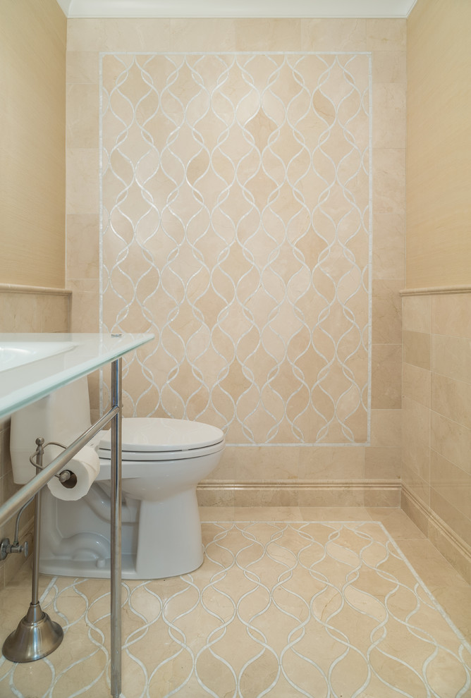 Mittelgroße Klassische Gästetoilette mit Toilette mit Aufsatzspülkasten, beigen Fliesen, beiger Wandfarbe, integriertem Waschbecken und beigem Boden in Los Angeles
