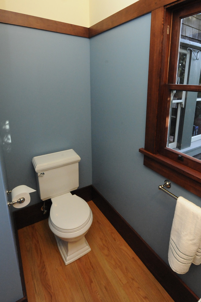 Inspiration pour un petit WC et toilettes traditionnel avec un sol en bois brun et un sol marron.