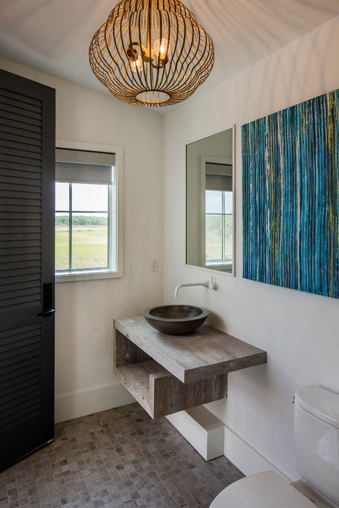 Inspiration för ett lantligt brun brunt toalett, med öppna hyllor, en toalettstol med separat cisternkåpa, vita väggar, mosaikgolv, ett fristående handfat, träbänkskiva och flerfärgat golv