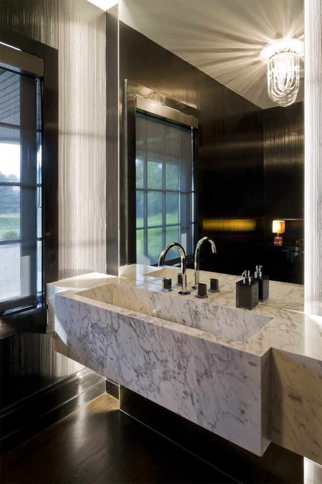Mittelgroße Moderne Gästetoilette mit Trogwaschbecken, Marmor-Waschbecken/Waschtisch, schwarzer Wandfarbe und dunklem Holzboden in New York
