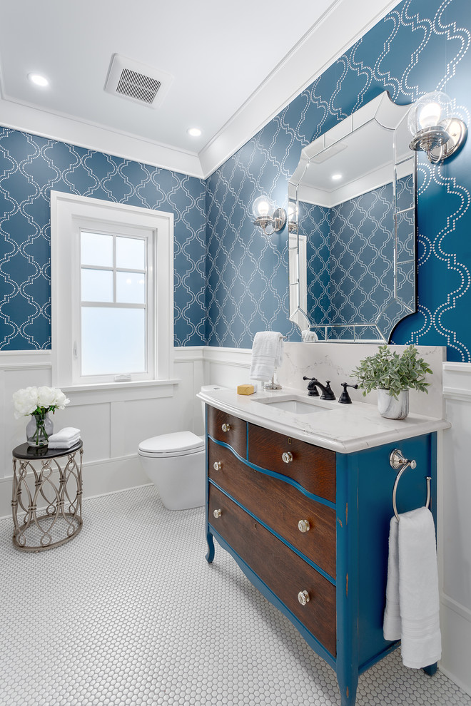Idee per un piccolo bagno di servizio classico con consolle stile comò, ante blu, pareti blu, lavabo sottopiano, top in quarzo composito, pavimento bianco, top bianco e pavimento con piastrelle a mosaico