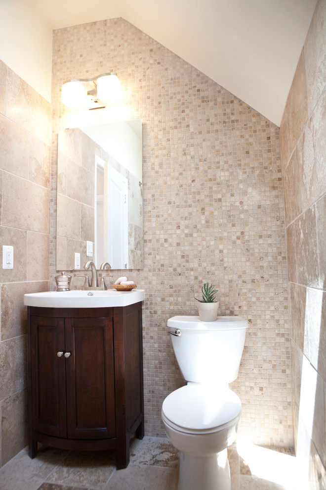 Пример оригинального дизайна: туалет в классическом стиле с плиткой из травертина