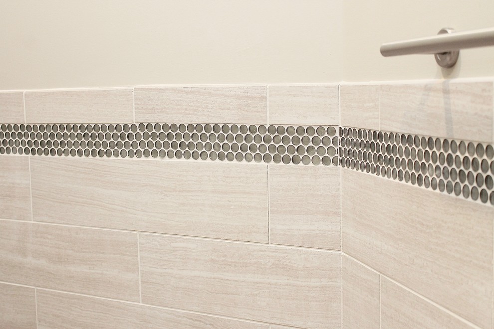 Idee per un bagno di servizio design di medie dimensioni con ante con riquadro incassato, ante marroni, piastrelle beige, piastrelle in ceramica, pareti beige, lavabo sottopiano e top in marmo